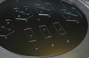 https://www.elveflow.com/wp-content/uploads/2019/08/SU-8-photolithography-hot-plate-for-SU-8-photoresist-mold-baking-silicon-wafer-with-microfluidic-chip-from-RSC-T.Liu-EV-Moiseeva-and-CK-Harnett.webp