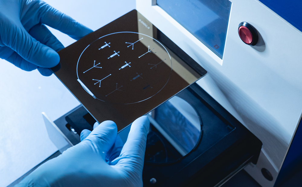 Master Mold UV lamp microfabrication station