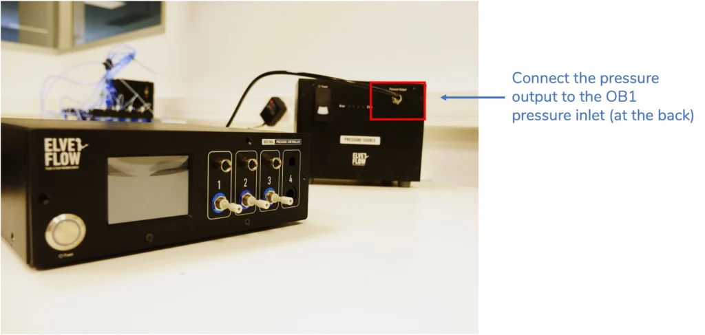 Flow controller connexion to pressure source